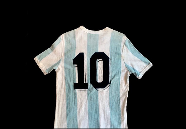 Subastan camiseta de Maradona