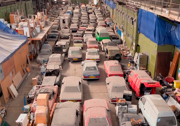 Subastan autos clásicos abandonados