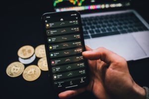 celular haciendo trading con criptomonedas