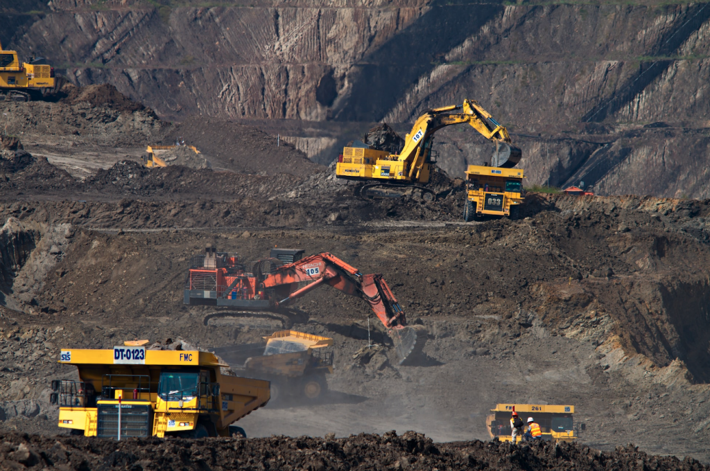 Descubrí cómo se lleva a cabo el proceso de extracción y procesamiento de minerales de manera eficiente y sostenible. Desde la construcción hasta la electrónica, los minerales son recursos naturales fundamentales para muchas industrias. Para obtener el producto final, los trabajos de extracción y procesamiento de minerales son esenciales. En este artículo te contamos cómo se llevan a cabo estos procesos, qué equipos se utilizan y qué impacto ambiental tienen. Proceso de extracción de minerales La extracción es el primer paso para comenzar a aprovechar los recursos minerales. Un factor esencial en el proceso de extracción minera es la separación y división de los elementos y sus componentes químicos. Con los años se han desarrollado diversos métodos para extraer minerales, que se han ido refinando para ser más eficientes y sostenibles. Métodos de extracción de minerales Existen varios métodos de extracción de minerales que se utilizan según las características geológicas y la naturaleza del mineral. Algunos de ellos son: Minería de superficie o a cielo abierto: se utiliza para acceder a los minerales que se encuentran en capas profundas de la tierra, removiendo las rocas y la vegetación de la superficie terrestre. Algunos de los minerales que se extraen con este método son el cobre, hierro y carbón. Suele ser más rentable que la minería subterránea. Minería subterránea: este tipo de minería consiste en romper la roca para llegar al subsuelo, creando galerías y túneles que conducen a los yacimientos de minerales que se encuentran en formaciones rocosas más profundas. Con este método se extraen minerales como el oro, plomo y plata. Extracción por lixiviación o minería in situ: este método consiste en utilizar productos químicos para disolver los minerales de la roca circundante. La solución luego se procesa para obtener los minerales deseados. El mineral más común que se extrae mediante este tipo de minería es el uranio. Impacto ambiental de la extracción de minerales Si bien es cierto que la minería es la base de muchísimas otras industrias, no podríamos decir que es una actividad económica ecológica. Los materiales que se extraen a través de la minería no son renovables, por lo que se agotarán en un tiempo determinado. Por otro lado, es una actividad peligrosa para el medio ambiente: los mecanismos de extracción son invasivos y se utilizan químicos y máquinas que generan degradación del suelo, contaminación del agua y emisión de gases contaminantes. Algunos de los principales impactos ambientales de la extracción de minerales son: Daños a la superficie terrestre y al paisaje: la minería genera grandes cantidades de material de desecho que causan daños en el suelo. Además, luego de la explotación quedan inmensos cráteres en el área, cambiando el paisaje y disminuyendo el atractivo de la zona. Contaminación del agua: si los químicos que se liberan durante las extracciones no son tratados correctamente, pueden filtrarse hacia aguas superficiales, contaminando y ocasionando perjuicios a la flora y fauna del lugar. Contaminación del aire: la extracción de minerales genera polvos y gases tóxicos que pueden causar graves problemas a los animales y seres humanos que habitan el lugar. A su vez estos gases causan efecto invernadero, contribuyendo al cambio climático. Impactos sobre la flora y fauna: en los procesos de excavación se elimina todo tipo de flora existente y los animales son ahuyentados por los fuertes ruidos y contaminación de su hábitat. Equipos utilizados en la extracción de minerales Una extracción eficiente de minerales requiere el uso de equipos especializados que varían dependiendo del método de extracción. Las excavadoras y los camiones mineros son comunes en la minería a cielo abierto, mientras que las perforadoras y los equipos de carga subterránea son esenciales en la minería bajo tierra. Algunos de estos equipos son: Camiones mineros: se utilizan para mover los materiales dentro de la mina. Están diseñados para cargar una gran cantidad de materiales y pueden funcionar en distintas condiciones como frío y calor extremos, polvo, grandes altitudes y pendientes pronunciadas. Palas mineras hidráulicas o excavadoras: suelen tener una base con ruedas sobre las que se asienta una cabina pivotante. Un brazo articulado sostiene la pala y el operador lo controla desde el interior de la cabina. Las excavadoras se utilizan para mover grandes cantidades de minerales con mayor facilidad y según los accesorios que se añaden, puede variar el uso de las mismas. Perforadoras rotativas y de roca: sirven para crear agujeros en las rocas y el suelo para colocar cargas para la voladura de minas a cielo abierto. Motoniveladoras: cuando se transportan minerales, los escombros o el agua estancada pueden ralentizar los vehículos. Las motoniveladoras se usan para crear y mantener las carreteras cercanas a las minas, garantizando que tengan la nivelación necesaria y el drenaje adecuado. Dragalinas: son grandes excavadoras que sirven para mover toneladas de sobrecarga para preparar una mina de superficie, retirar los materiales expuestos y cortar en superficies de paredes altas eliminando el material. Tractores de ruedas: con un diseño similar al de las motoniveladoras, los tractores tienen un recipiente que recolecta el material del suelo, en lugar de empujarlo hacia un lado como haría la motoniveladora. Se usan para construir carreteras, realizar cortes iniciales en el terreno de una mina, recuperar terrenos y otras operaciones. Proceso de procesamiento de minerales Luego de que los materiales ya se han extraído de la tierra, se realiza el procesamiento para purificar y refinar los minerales y transformarlos en productos útiles. Tipos de procesamiento de minerales Los métodos de procesamiento de minerales más usados son: Conminución: se trata de la reducción del tamaño de los minerales utilizando equipos como chancadoras y molinos rotatorios. Las etapas de este método incluyen la explosión destructiva, chancado primario y secundario, molienda gruesa y fina, remolienda y molienda superfina. Concentración de minerales: este método permite la eliminación de componentes estériles o ganga para la obtención del “concentrado”, el estado intermedio entre el mineral sin extraer y el producto final. Separación de sólidos y líquidos: en este tipo de procesamiento el mineral pasa por el espesamiento para la sedimentación de partículas, y la filtración, cuando la pulpa entra en contacto con un material poroso que permite que el líquido fluya o se extraiga. Maquinarias utilizadas en el procesamiento de minerales Para la etapa del procesamiento de minerales, se utilizan equipos de trituración y molienda: Molinos de bolas: con un impacto repetido y constante las bolas de acero aplastan y muelen los minerales. Molinos de martillo: son tambores de acero con un eje giratorio horizontal montado vertical u horizontalmente en el que hay muchos martillos que aplastan los materiales. Molinos Raymond: utilizan un disco abrasivo giratorio para triturar y moler el mineral hasta convertirlo en polvo. Trituradora de conos: funciona colocando materiales por un embudo sobre un cilindro en forma de cono girando en un patrón descentrado. Los materiales se suman más allá del cilindro, lo que los aplasta al tamaño deseado antes de liberarlos en los filtros. Trituradora de mandíbula: es el tipo principal de trituradora utilizada para el procesamiento de minerales. Actúa con un movimiento de mandíbula utilizando compresión hidráulica o neumática para aplastar los minerales. Productos finales del procesamiento de minerales Luego de pasar por las distintas etapas, llegamos al resultado de los distintos minerales que se utilizan en múltiples industrias. Estos productos pueden incluir concentrados de minerales, metales refinados, materiales de construcción, productos químicos y minerales industriales. Por ejemplo en el caso del hierro, el procesamiento puede conducir a la obtención de hierro en forma de lingotes o pellets para fabricar el acero. En el caso de minerales preciosos como el oro o la plata, se pueden obtener lingotes o joyas. En la industria química, los minerales como caliza, litio o azufre, cuando son procesados pueden convertirse en productos químicos útiles. En cambio en la construcción, los minerales se utilizan para fabricar materiales como el cemento y la cerámica.