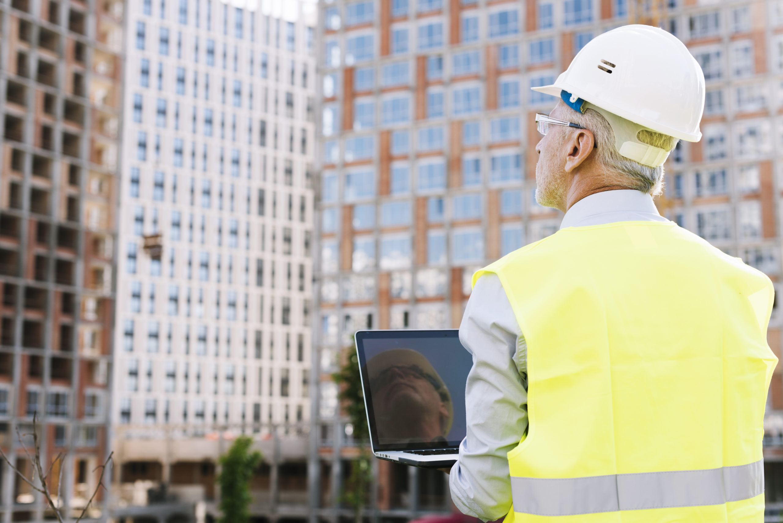 La tecnología está transformando la industria de la construcción haciéndola más eficiente y segura. Leé el artículo para saber qué innovaciones tecnológicas se están llevando a cabo en este ámbito. Cómo la tecnología está mejorando la eficiencia en la construcción El uso de tecnología en la industria de la construcción cada vez es más común e imprescindible. Mediante la utilización de drones, realidad aumentada y software, las empresas logran aumentar su eficiencia al mismo tiempo que facilitan compartir información en torno a sus diversos proyectos. Utilización de drones Uno de los avances más emocionantes es la incorporación de drones para realizar trabajos, como la inspección de edificios, supervisión de obras, vigilancia en el lugar de trabajo y recopilación de datos topográficos. Esta tecnología permite mejorar significativamente la eficiencia de las empresas constructoras, al reducir el tiempo que toma completar esas tareas. La capacidad de los drones de capturar imágenes y datos en tiempo real permite a los equipos tomar decisiones ágilmente y ajustar sus proyectos en función de las necesidades. Pueden contribuir a la planificación de proyectos al proporcionar una visión panorámica de un sitio desde las alturas y entrar a ciertas zonas que con otras maneras más tradicionales no se podría acceder. Los drones también brindan la oportunidad de supervisar el avance de las obras desde una perspectiva distinta, permitiendo detectar posibles problemas antes de que se conviertan en peores obstáculos. La robótica en la construcción Otro aspecto clave en el aumento de la eficiencia en la construcción es la integración de la robótica. En este sentido, los robots han llegado al sector para automatizar tareas que forman parte de los procesos constructivos cotidianos. La robótica se aplica en distintas áreas dentro de la construcción, como la colocación de ladrillos, ensamblaje de estructuras modulares y operación de maquinaria pesada. No solo aumentan la velocidad de ejecución sino que también garantizan una mayor precisión y reducen la exposición de los trabajadores a entornos peligrosos al asumir tareas riesgosas. En la actualidad, muchas empresas constructoras están adoptando robots con el objetivo de aumentar su productividad. Según las últimas previsiones, en menos de cinco años, alrededor del 20% de los trabajos realizados en este sector serán llevados a cabo por robots. Este cambio promete una transformación significativa en la manera en que se llevan a cabo los proyectos de construcción, con énfasis en la optimización, seguridad y precisión, aspectos que la robótica puede proporcionar. La realidad aumentada Uno de los mayores beneficios de la introducción de la tecnología en la construcción ha sido la implementación de la realidad aumentada (RA). La esencia de la realidad aumentada reside en su capacidad de superponer elementos virtuales en el entorno real, ofreciendo a los arquitectos y contratistas una representación inmersiva y anticipada de su proyecto antes de iniciarlo, pudiendo detectar errores y corregirlos con anticipación. Además, la realidad aumentada proporciona una gran ventaja al permitir ver a los clientes cómo será su obra antes de iniciarla, lo que contribuye a aumentar su satisfacción y a reducir la necesidad de ajustes costosos durante la ejecución de la construcción. Asimismo, la RA posibilita la capacitación de los trabajadores en entornos virtuales que emulan situaciones situaciones reales de trabajo, contribuyendo a mejorar los niveles de seguridad en el lugar de trabajo. Cómo la tecnología está mejorando la seguridad en la construcción Un beneficio muy relevante que introduce la tecnología en el sector de la construcción es la mejora de la seguridad. Esto se manifiesta a través de la introducción de nuevos materiales, equipos y herramientas de construcción más seguros, así como la implementación de sistemas de monitoreo y seguimiento en tiempo real para la temprana identificación y resolución de problemas de seguridad. También permite la automatización de procesos, reduciendo la necesidad de mano de obra en situaciones potencialmente peligrosas. Implementación de Sistemas de gestión de seguridad La implementación de los sistemas de gestión de seguridad han permitido el desarrollo de soluciones integrales que ayudan a las empresas de construcción a monitorear, evaluar y mitigar riesgos en tiempo real. Estos sistemas permiten recopilar y analizar datos relacionados con la seguridad en los lugares de trabajo, desde el seguimiento de incidentes hasta la identificación de patrones de riesgo, lo que sirve para implementar medidas preventivas. La integración de estos sistemas de gestión nos demuestra el compromiso de la industria con la protección del recurso más preciado: los trabajadores que hacen posible la edificación de los proyectos. Entrenamiento en seguridad En todos los ámbitos, pero sobre todo en la construcción, las capacitaciones son fundamentales para prevenir accidentes. En este sentido, la tecnología ha revolucionado la forma en que se prepara a los trabajadores. Un ejemplo destacado para el entrenamiento en seguridad es el uso de la realidad virtual, que permite a los trabajadores experimentar situaciones de riesgo de forma controlada previo al inicio de su trabajo en la obra. Estas simulaciones son de utilidad para identificar peligros y establecer protocolos para evitarlos. A su vez, algunos sistemas facilitan el seguimiento individualizado del progreso de los trabajadores, así como la evaluación de su competencia en distintos escenarios. Como resultado, se fomenta la conciencia de seguridad y se promueve una cultura de trabajo seguro. Equipos de seguridad La evolución de los equipos de seguridad utilizados en la construcción también tuvo un gran aporte de la tecnología. Desde cascos con realidad aumentada hasta chalecos inteligentes con sensores integrados, los trabajadores ahora tienen acceso a equipos de protección personal más avanzados y eficaces. Estos dispositivos pueden monitorear el entorno, como la calidad del aire y la presencia de gases peligrosos. Algunos incluso están equipados con alertas y notificaciones que advierten sobre situaciones de riesgo inminente. Esto tiene un impacto directo en la seguridad de los trabajadores, agilizando la respuesta en casos de emergencia y elevando los estándares de protección. Por su parte, los drones asumen un papel indiscutible en el ámbito de la seguridad laboral. Dado que pueden inspeccionar edificios y estructuras en busca de daños potenciales, evitan que los trabajadores accedan a zonas peligrosas. Además, cumplen un rol importante en la seguridad al monitorear el progreso de obras, asegurando el cumplimiento de protocolos de seguridad. Estos son solo algunos ejemplos de cómo la tecnología se encuentra desempeñando un papel transformador en la industria de la construcción, mejorando la eficiencia y la seguridad de todos los que trabajan en ella. A medida que la tecnología sigue avanzando, podemos tener una idea de cómo seguirá optimizando y redefiniendo la industria en los próximos años.