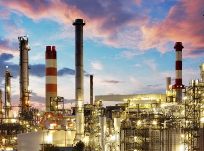 Procesos de Refinación de Petróleo: Cómo se Transforma el Crudo en Productos Útiles